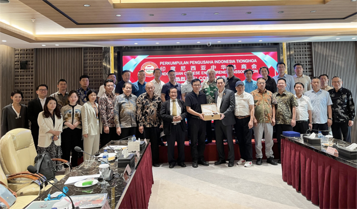 圖5 中國參展代表團部分成員與印尼中華總商會(huì )人員合影